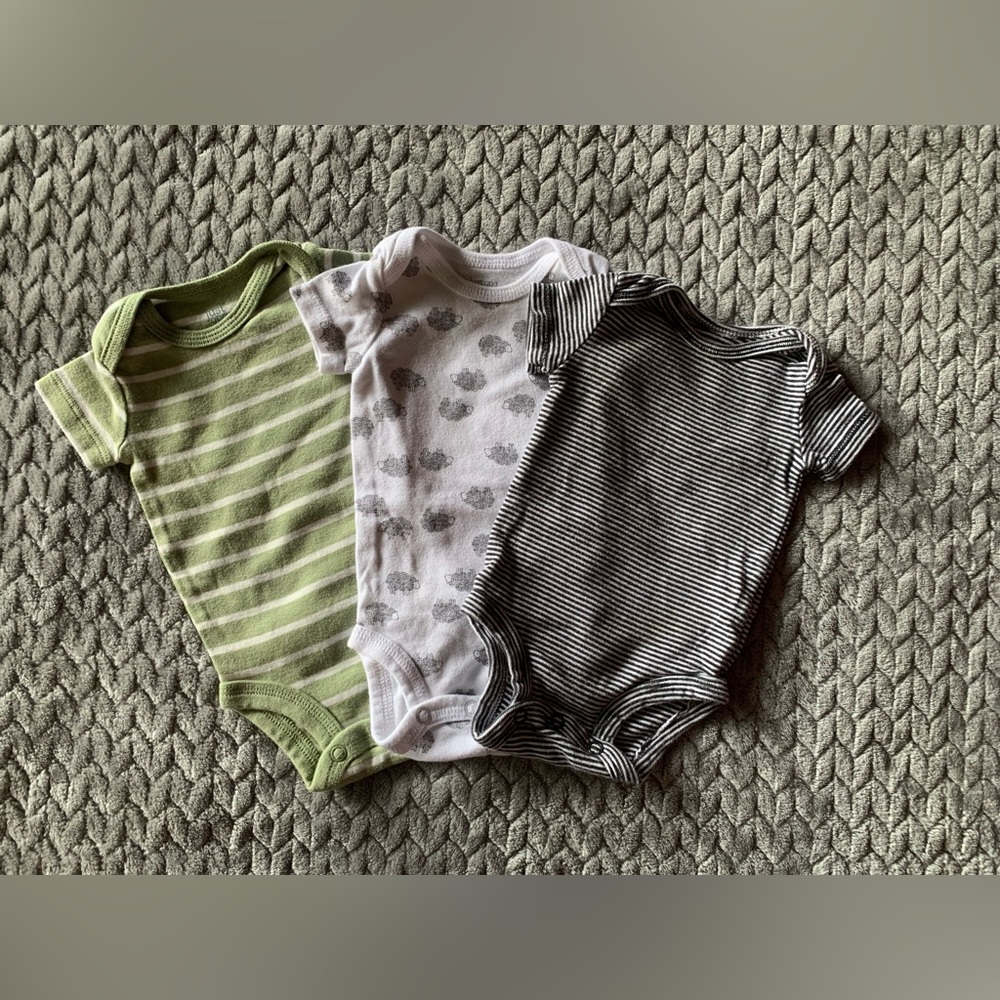 ✨3/$21✨Hedgehog 3-Pack Onesies from Carters in NB